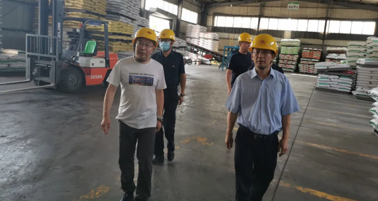 榆林市畜牧中心康玺东主任来金石牧业考察